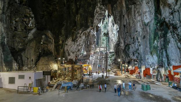 Im Innern der Kalksteinfelsen, am Ende der Treppe, gibt es Höhlen, in denen sich das bedeutendste Heiligtum der malaiischen Hindus befindet. In dem Höhlenlabyrinth, das 1879 entdeckt wurde, sind mehrere Hinduschreine verborgen.
